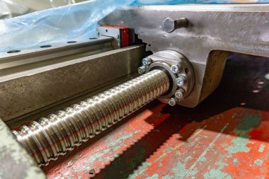 Caliper 'ı harekete geçirmek ve beslemek için top vidası.