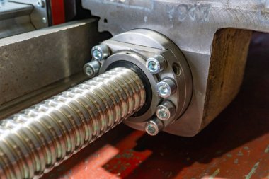 Caliper 'ı harekete geçirmek ve beslemek için top vidası.