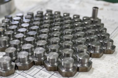 Küçük iplikli küçük cıvatalar, döndükten sonra, teknik çizimde.