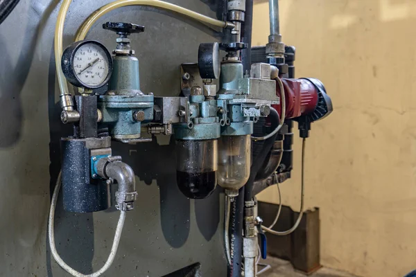 Sistema hidráulico de uma máquina de corte de metal, óleo de alta pressão s — Fotografia de Stock