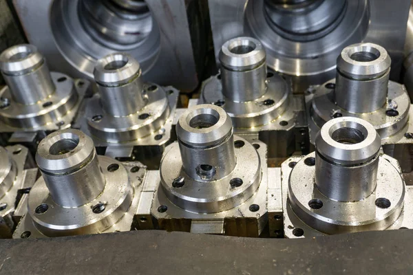 Części metalowe okrągłe po produkcie na frezarce CNC znajdują się w magazynie do montażu w konstrukcjach metalowych. — Zdjęcie stockowe
