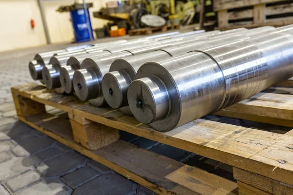 Części metalowe okrągłe po produkcie na frezarce CNC znajdują się w magazynie do montażu w konstrukcjach metalowych. — Zdjęcie stockowe