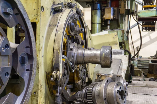 Reparatur und Demontage der CNC-Maschine, Spindel demontiert. — Stockfoto