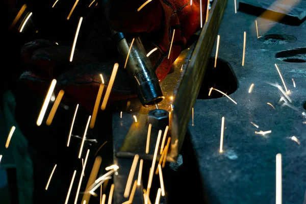 Pracovník svářeč provádí výrobní operace v továrně. — Stock fotografie