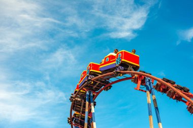 Lunaparkta hız treni, yetişkinler ve çocuklar için aşırı rahatlama.