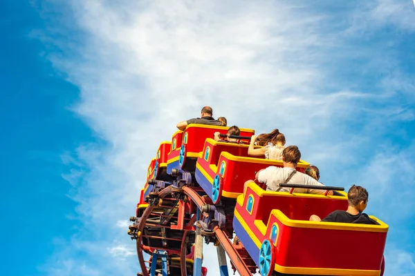 Montanha-russa em um parque de diversões, relaxamento extremo para adultos e crianças . — Fotografia de Stock