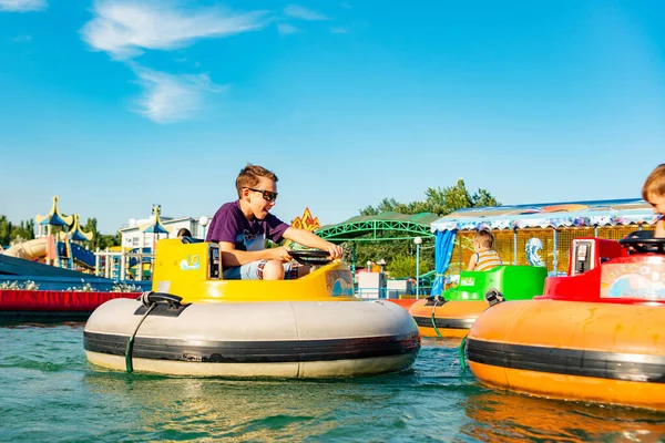 Barcos infláveis para crianças em uma atração aquática em um parque de recreação extremo . — Fotografia de Stock