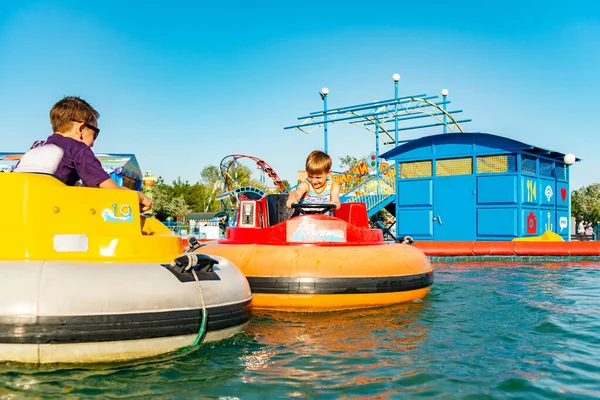 Barcos infláveis para crianças em uma atração aquática em um parque de recreação extremo . — Fotografia de Stock