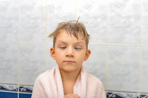 Enfant surpris après s'être baigné sous la douche, garçon fou dans la salle de bain — Photo