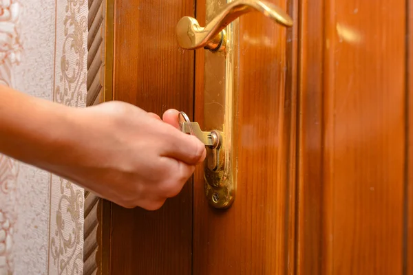 Der Mann schließt das Türschloss in der Wohnung — Stockfoto