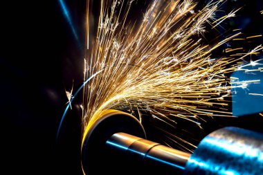 Makinede aşındırıcı bir taşla içten öğütülmüş kıvılcımlar..