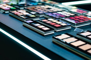 Bir alışveriş merkezinde satılık kozmetik makyaj seti..