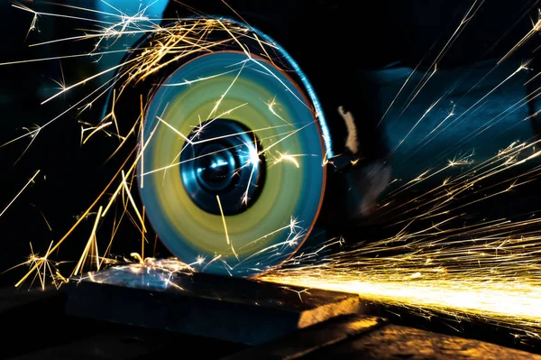 Corte de roda abrasiva em um moedor no trabalho, close-up . — Fotografia de Stock