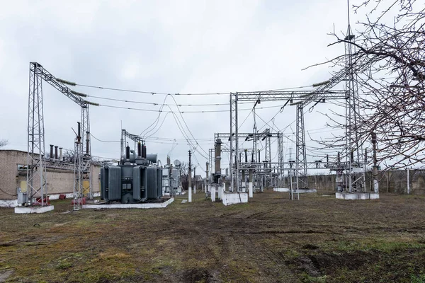 Subestación eléctrica urbana de alto voltaje con cables y transformadores de alto voltaje . —  Fotos de Stock