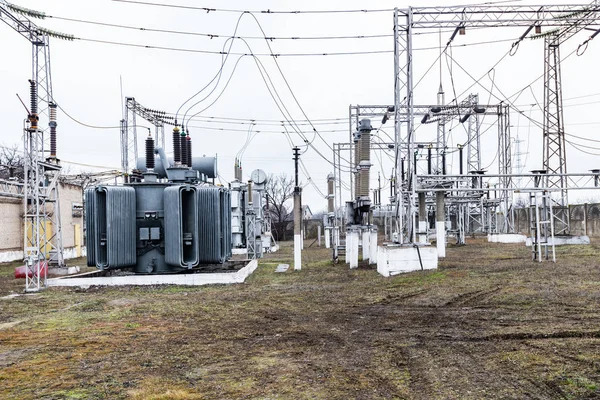 Transformador de alto voltaje en una central eléctrica para proporcionar electricidad . —  Fotos de Stock