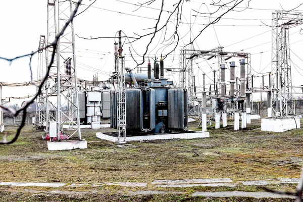 Transformador de alto voltaje en una central eléctrica para proporcionar electricidad . —  Fotos de Stock