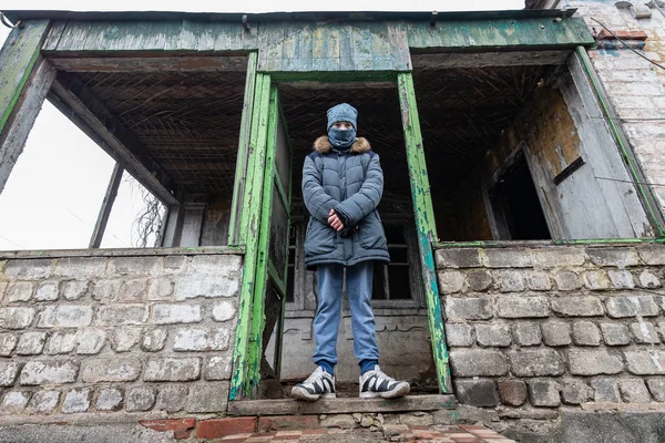 Chłopiec w zrujnowanym domu, nastolatek został bezdomny w wyniku konfliktów zbrojnych i klęsk żywiołowych.. — Zdjęcie stockowe