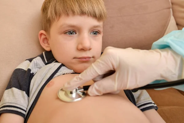 Läkaren mäter temperaturen hos barnet med sjukdomen. — Stockfoto