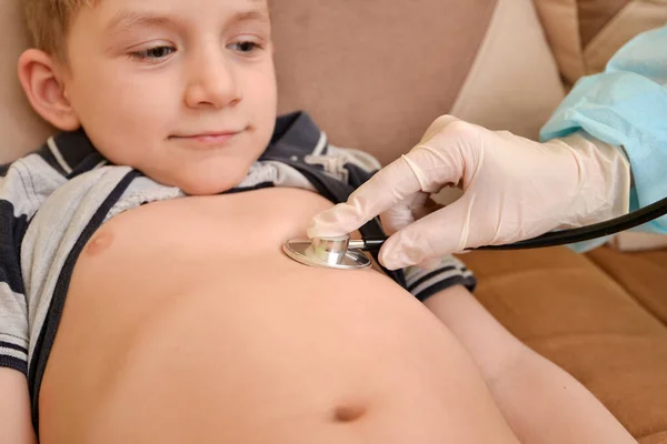 Le médecin mesure la température de l'enfant atteint de la maladie . — Photo