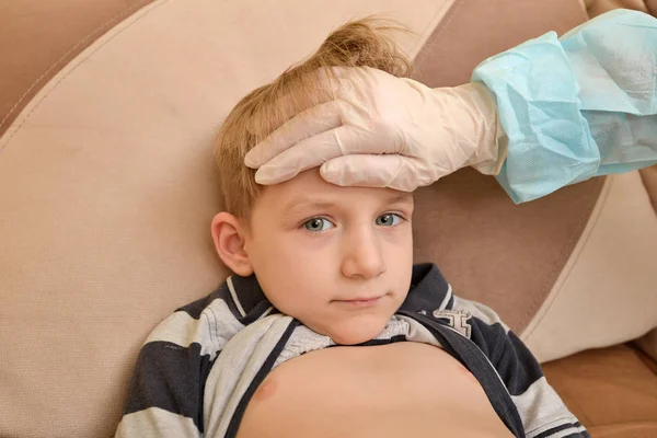 医生用手测量孩子的体温，检查发热的额头. — 图库照片