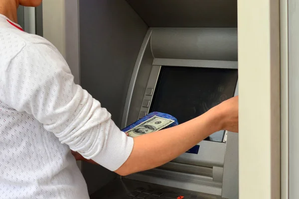 Bir kadın plastik kartla ATM 'den para çekiyor.. — Stok fotoğraf