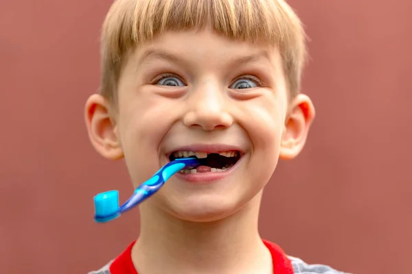 Хлопчик тримає зубну щітку в зубах зі зворотною стороною . — стокове фото
