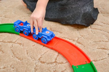 Çocuklar oyuncak arabalarla oynuyor. Oyuncak bir yolda, çocuk odasında..