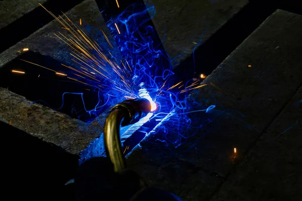 Soldador en el trabajo en el taller, productos de soldadura semiautomática . —  Fotos de Stock