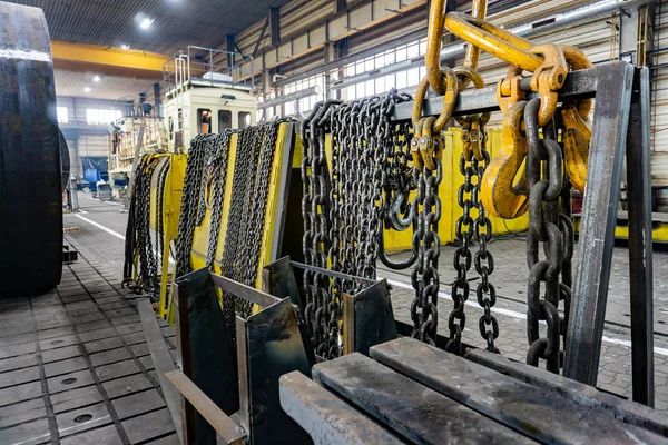 Chain for the crane on the rack, cargo slings for lifting goods. — Stok fotoğraf