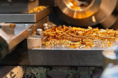 Cnc torna tezgahında bronz işlemden sonra yatakta sarı çipler..