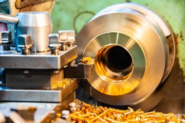 Torna tezgahında bronz, bir Cnc makinesinde pirinç parçalarının işlenmesi ve üretimi.