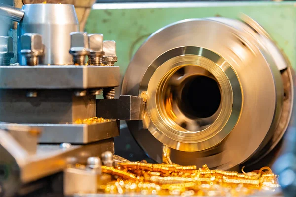 Torna tezgahında bronz, bir Cnc makinesinde pirinç parçalarının işlenmesi ve üretimi.