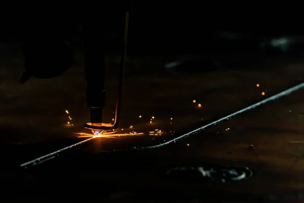Plasma laser snijden op een cnc dikke metalen plaat, smelten metaal closeup. — Stockfoto