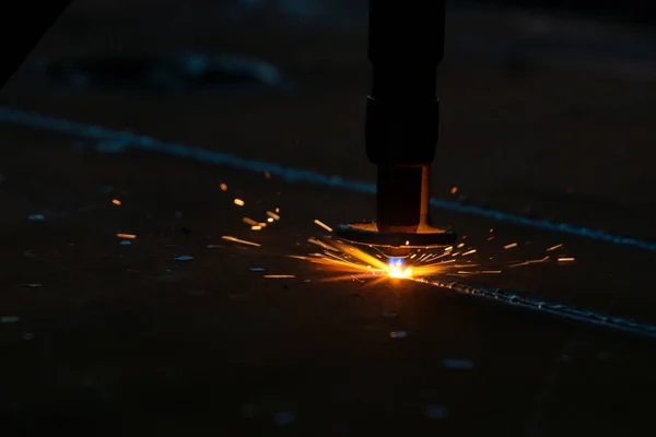 Corte a laser a plasma em uma chapa de metal grossa cnc, derretendo o fecho de metal . — Fotografia de Stock