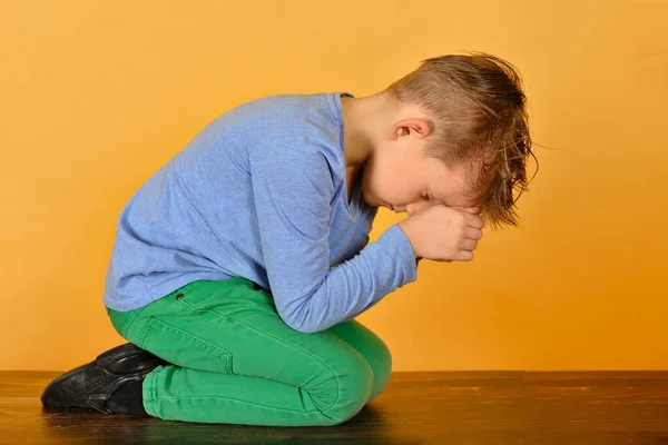 Niño Inclinó Oración Ante Dios Niño Arrodilla Oración Arrepentimiento Ante — Foto de Stock