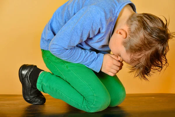 Хлопчик Вклонився Молитві Перед Богом Дитина Стає Навколішки Молитві Про — стокове фото