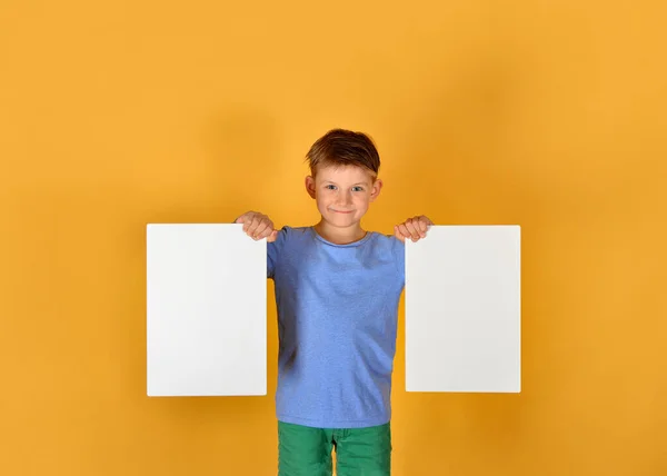 Çocuk Elinde Iki Poster Tutuyor Reklam Yazıtlar Için Boş Bir — Stok fotoğraf