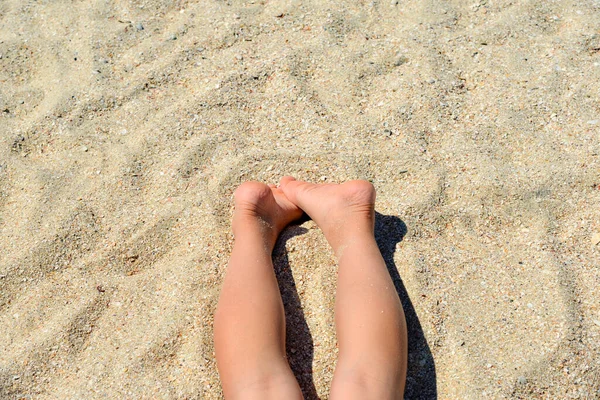 Pés Crianças Encontram Areia Mar Criança Toma Banho Sol Uma — Fotografia de Stock