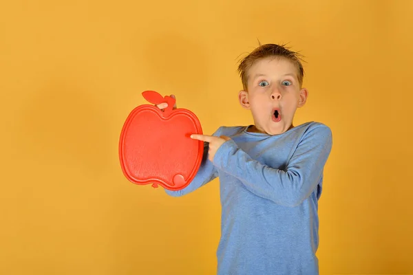 Niño Sostiene Mano Plato Rojo Blanco Forma Manzana Lugar Para —  Fotos de Stock