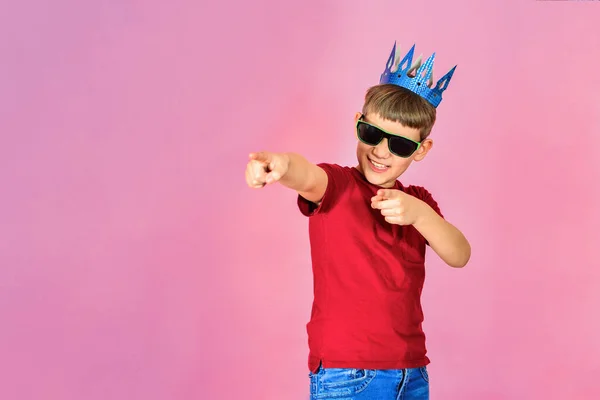 Boy Blue Crown Pink Background Shows Finger Forward — Stock Photo, Image