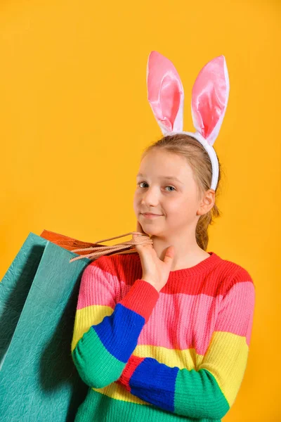 Menina Com Orelhas Coelho Roupas Coloridas Segura Saco Compras Sua — Fotografia de Stock