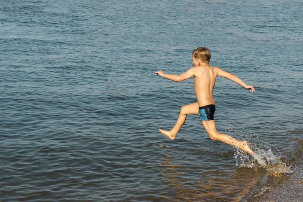 Ein Fröhliches Kind Rennt Vom Ufer Ins Meerwasser Wasser Schwimmen — Stockfoto