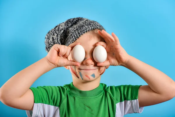 Niño Sucio Pinturas Acuarela Sostiene Huevos Pascua Cerca Sus Ojos —  Fotos de Stock