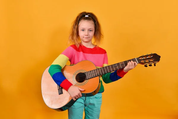 Menina Com Uma Guitarra Uma Camisola Colorida Fundo Amarelo — Fotografia de Stock