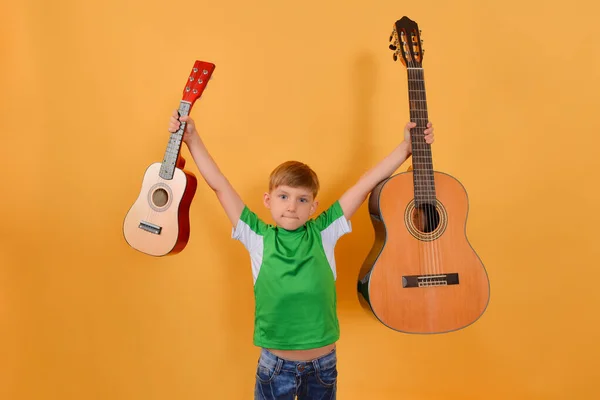 Radosny Szczęśliwy Chłopiec Trzyma Dwie Gitary Dłoniach Rozkładając Ramiona Boki — Zdjęcie stockowe