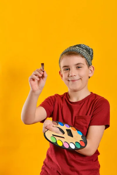 Menino Artista Segura Uma Paleta Com Tintas Uma Mão Pincel — Fotografia de Stock