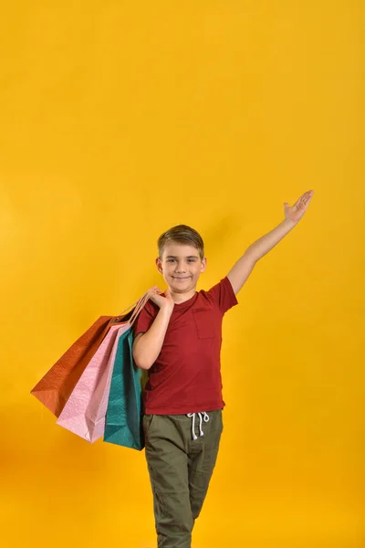 Comprador Alegre Feliz Con Bolsas Colores Mano Muestra Sus Emociones —  Fotos de Stock