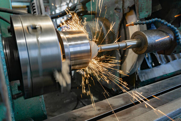 Шлифовка детали на станке, корунд камень
.