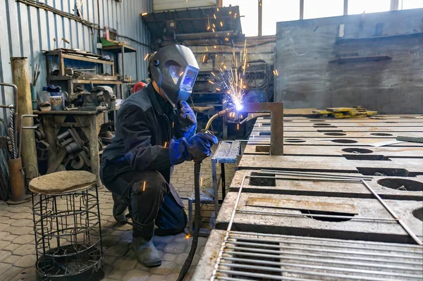 Een Lasser Een Werkplaats Vervaardigt Verbindt Metalen Constructies Een Arbeider — Stockfoto