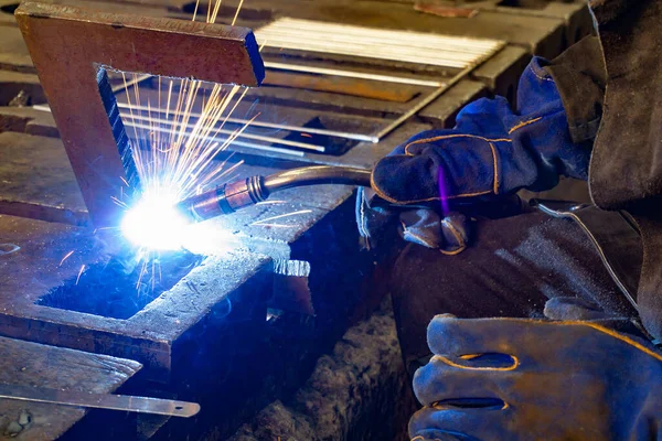 Saldatore Officina Produce Collega Strutture Metalliche Lavoratore Una Maschera Protettiva — Foto Stock